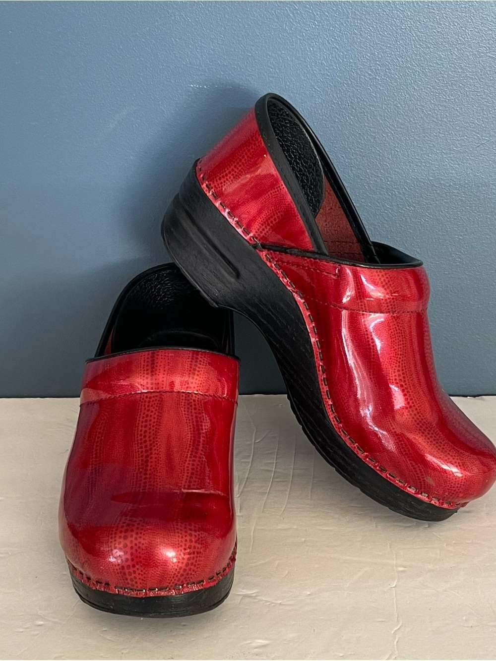 Dansko XP Professional Clogs Ruby Red Crackle Patent Python US 7.5/8 EU 38